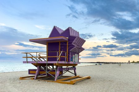 Téléchargez les photos : Miami, Floride - 25 août 2023 : Le sauveteur de plage de Miami se tient en Floride. South beach. Voyage vacances océan emplacement concept. - en image libre de droit