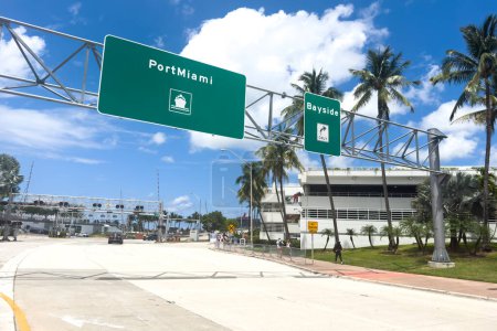Foto de Miami, Florida - 25 de agosto de 2023: Puerto de Miami, el puerto de contenedores de carga más grande de los Estados Unidos. - Imagen libre de derechos