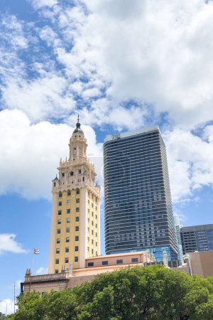 Téléchargez les photos : Miami, Floride - 25 août 2023 : Freedom Tower, qui accueillait autrefois des cubains, aujourd'hui un musée d'art et fait partie du Dade College - en image libre de droit