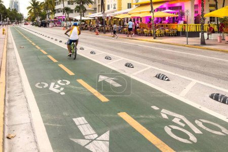 Foto de Miami, Florida - 25 de agosto de 2023: carril bici protegido en una calle en Ocean Drive Boardwalk. - Imagen libre de derechos