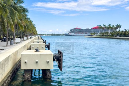 Téléchargez les photos : Miami, Floride - 25 août 2023 : Borne d'amarrage, lieu de fixation du navire au port maritime de Miami plage. - en image libre de droit