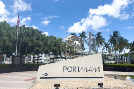 Foto de Miami, Florida - 25 de agosto de 2023: Entrada del Puerto de Miami, una de las terminales de cruceros más concurridas del mundo y un importante centro de comercio internacional - Imagen libre de derechos