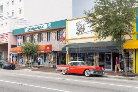Foto de Miami, Florida - 25 de agosto de 2023: Puros cubanos y cafetería mixta, Cubavera en Little Havana Street, SW 8th Street. - Imagen libre de derechos