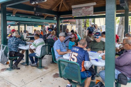 Foto de Miami, Florida - 25 de agosto de 2023: El Parque Domino es un destino turístico popular en la Pequeña Habana para ver a los ancianos jugar al dominó. - Imagen libre de derechos