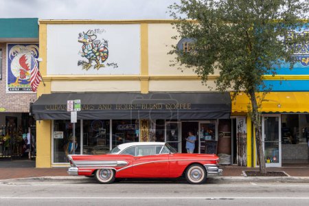 Téléchargez les photos : Miami, Floride - 25 août 2023 : Cigares cubains et café mixte dans Little Havana Street, SW 8th Street. - en image libre de droit