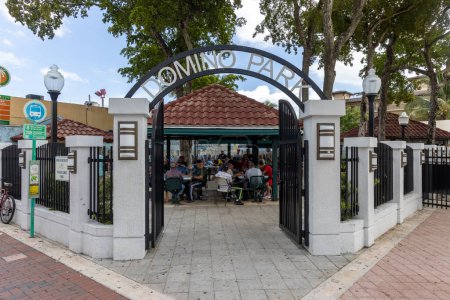 Téléchargez les photos : Miami, Floride - 25 août 2023 : Le Domino Park est une destination touristique populaire à Little Havana pour regarder les personnes âgées jouer au domino. - en image libre de droit