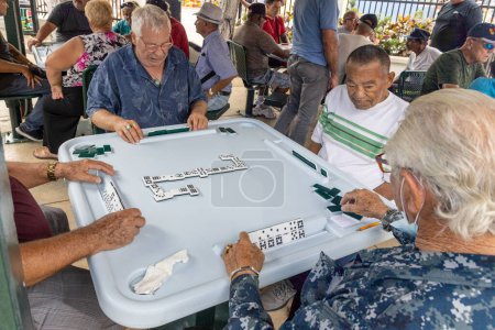 Foto de Miami, Florida - 25 de agosto de 2023: El Parque Domino es un destino turístico popular en la Pequeña Habana para ver a los ancianos jugar al dominó. - Imagen libre de derechos