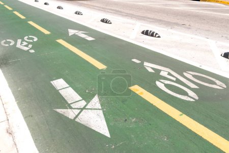 Foto de Miami, Florida - 25 de agosto de 2023: carril bici verde protegido en una calle. - Imagen libre de derechos