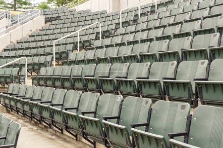 Téléchargez les photos : Stades vides sièges en plastique pour les spectateurs dans les stands pour les fans de football et d'autres sports de plein air, lieu pour le public. - en image libre de droit