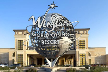 Foto de Thackerville, Oklahoma - 25 de octubre de 2023: La entrada principal del Winstar World Casino con globo y logotipo. - Imagen libre de derechos