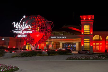 Foto de Thackerville, Oklahoma - 25 de octubre de 2023: WinStar World Casino and Resort exterior at night. Entrada Rom - Imagen libre de derechos