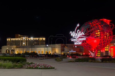 Foto de Thackerville, Oklahoma - 25 de octubre de 2023: Vista colorida nocturna del WinStar World Casino and Resort and hotel. - Imagen libre de derechos