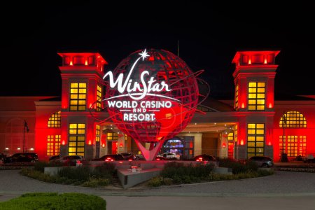 Foto de Thackerville, Oklahoma - 25 de octubre de 2023: Vista colorida nocturna de la entrada del WinStar World Casino and Resort. - Imagen libre de derechos