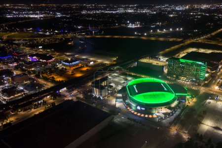 Téléchargez les photos : Oklahoma City, États-Unis - 25 octobre 2023 : Vue aérienne nocturne du magnifique paysage urbain du centre-ville, Oklahoma City Paycom center. - en image libre de droit