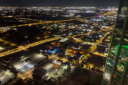Foto de Oklahoma City, Estados Unidos - 25 de octubre de 2023: Vista aérea nocturna de Oklahoma City. - Imagen libre de derechos