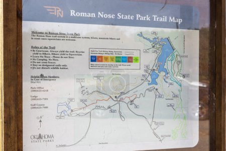 Téléchargez les photos : Watonga, Oklahoma - 25 octobre 2023 : Carte du sentier Roman Nose State Park. - en image libre de droit