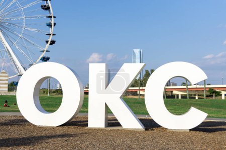 Téléchargez les photos : Oklahoma City, États-Unis - 25 octobre 2023 : Panneau OKC et roue Wheeler Ferris avec horizon. - en image libre de droit
