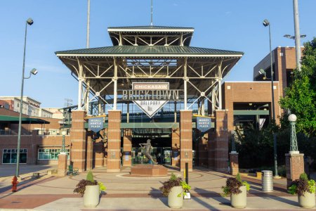 Téléchargez les photos : Oklahoma City, États-Unis - 25 octobre 2023 : Vue du Chickasaw Bricktown Ballpark, Mickey Mantle Plaza. - en image libre de droit
