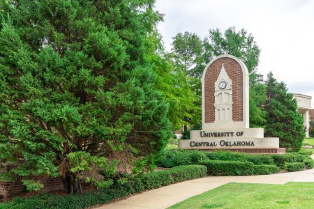 Téléchargez les photos : Oklahoma City, États-Unis - 25 octobre 2023 : Vue du signe de l'Université de Central Oklahoma. - en image libre de droit