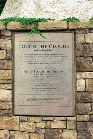 Foto de Oklahoma City, Estados Unidos - 25 de octubre de 2023: Placa informativa sobre la escultura Chief Touch the Clouds, Edmond. - Imagen libre de derechos