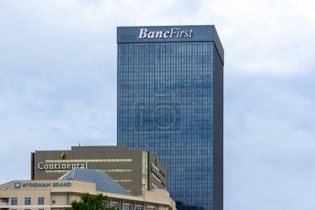 Téléchargez les photos : Oklahoma City, États-Unis - 25 octobre 2023 : Vue de la tour de banque moderne BancFirst. - en image libre de droit