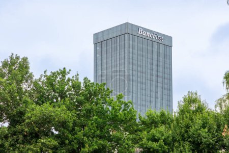 Foto de Oklahoma City, Estados Unidos - 25 de octubre de 2023: Vista de la moderna torre del banco BancFirst y el parque Oklahoma City. - Imagen libre de derechos