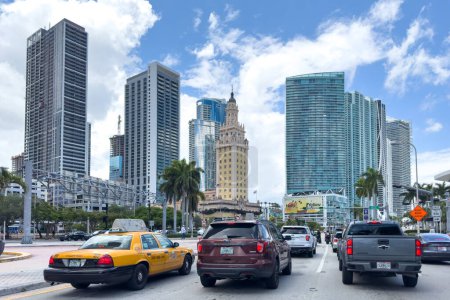 Foto de Miami, Florida - 25 de agosto de 2023: Miami center street, city buildings, road traffic. - Imagen libre de derechos