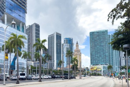 Foto de Miami, Florida - 25 de agosto de 2023: El paisaje urbano, las torres y las palmeras verdes del centro de Miami. - Imagen libre de derechos