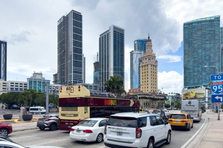 Foto de Miami, Florida - 25 de agosto de 2023: Miami center street, city buildings, road traffic. - Imagen libre de derechos
