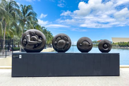 Téléchargez les photos : Miami, Floride - 25 août 2023 : Bridge of Light, exposition extérieure du célèbre sculpteur costaricain Jorge Jimenez Deredia. - en image libre de droit