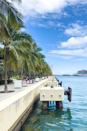 Foto de Miami, Florida - 25 de agosto de 2023: Bolardo para amarre, lugar para fijar el barco en el puerto marítimo de Miami Beach. - Imagen libre de derechos