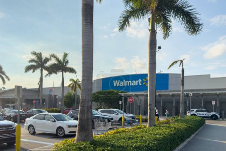 Foto de Miami, Florida - 25 de agosto de 2023: Exterior de un supermercado Walmart en Miami, Florida, EE.UU.. - Imagen libre de derechos