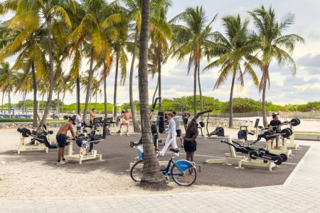 Foto de Miami, Florida - 25 de agosto de 2023: Residentes de la ciudad y turistas practican deportes en simuladores al aire libre en Miami Beach. - Imagen libre de derechos