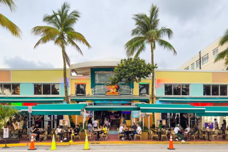 Foto de Miami, Florida - 25 de agosto de 2023: Mango 's Tropical Café South Beach Miami en el histórico distrito Art Deco. - Imagen libre de derechos