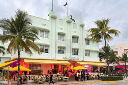 Foto de Miami, Florida - 25 de agosto de 2023: Carlyle hotel facade in Ocean Drive, Miami Beach, Florida, Estados Unidos. - Imagen libre de derechos