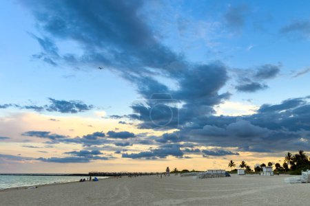 Téléchargez les photos : Miami, Floride - 25 août 2023 : Lever du soleil et littoral de Miami South Beach avec nuage coloré et ciel bleu. - en image libre de droit
