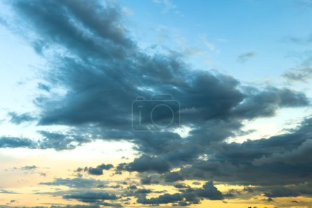 Téléchargez les photos : Miami, Floride - 25 août 2023 : Coucher de soleil sur ciel bleu avec quelques nuages, ciel d'été en soirée, vue aérienne sur le coucher du soleil. - en image libre de droit