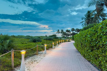 Téléchargez les photos : Miami, Floride - 25 août 2023 : Promenade dans la soirée à Miami Beach, Floride. - en image libre de droit