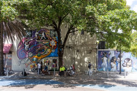 Foto de Miami, Florida - 25 de agosto de 2023: Pequeña pintura callejera de La Habana en la pared del estudio de danza. - Imagen libre de derechos