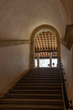 Téléchargez les photos : Miami, Floride - 25 août 2023 : Escaliers dans la maison du Musée Vizcaya à Miami. - en image libre de droit