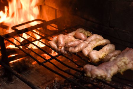 Téléchargez les photos : Des intestins de vache présentés sur un gril. Argentine Cuisine traditionnelle. - en image libre de droit