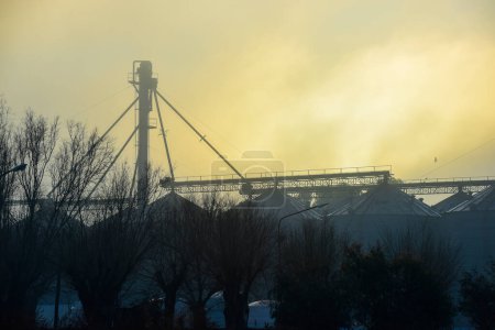 Foto de Grain storage steel silos, Buenos Aires Province, Patagonia, Argentina - Imagen libre de derechos
