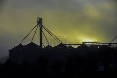 Foto de Almacenamiento de granos silos de acero, Provincia de Buenos Aires, Patagonia, Argentina - Imagen libre de derechos