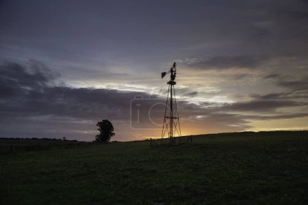 Téléchargez les photos : Moulin à vent à la campagne au coucher du soleil, Pampas, Patagonie, Argentine. - en image libre de droit