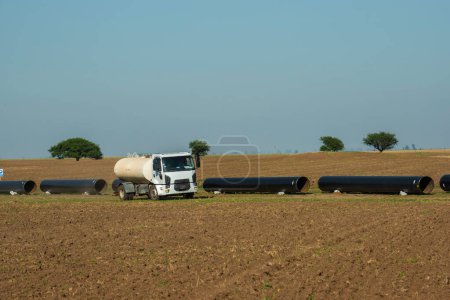 Téléchargez les photos : Gas pipeline construction, Nestor Kirchner, La Pampa province , Patagonia, Argentina. - en image libre de droit