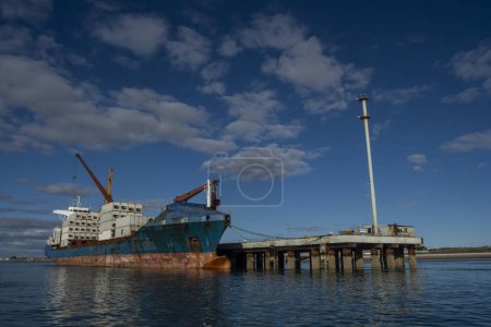 Foto de Barco mercante amarrado en el Puerto de San Antonio Este, Rio Nagro - Imagen libre de derechos