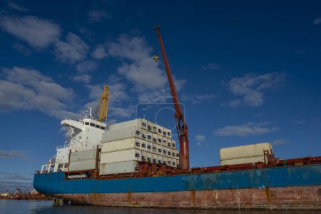 Téléchargez les photos : Navire marchand amarré dans le port de San Antonio Este, Rio Nagro - en image libre de droit
