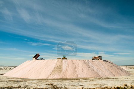 Foto de Camiones que descargan sal cruda a granel, Salinas Grandes de Hidalgo, La Pampa, Argentina. - Imagen libre de derechos
