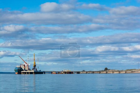 Foto de Barco mercante amarrado en el Puerto de San Antonio Este, Rio Negro - Imagen libre de derechos