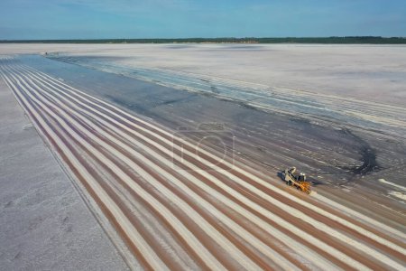 Téléchargez les photos : Récolte de sel dans la lagune salée, Salinas Grandes de Hidalgo, La Pampa, Patagonie, Argentine. - en image libre de droit